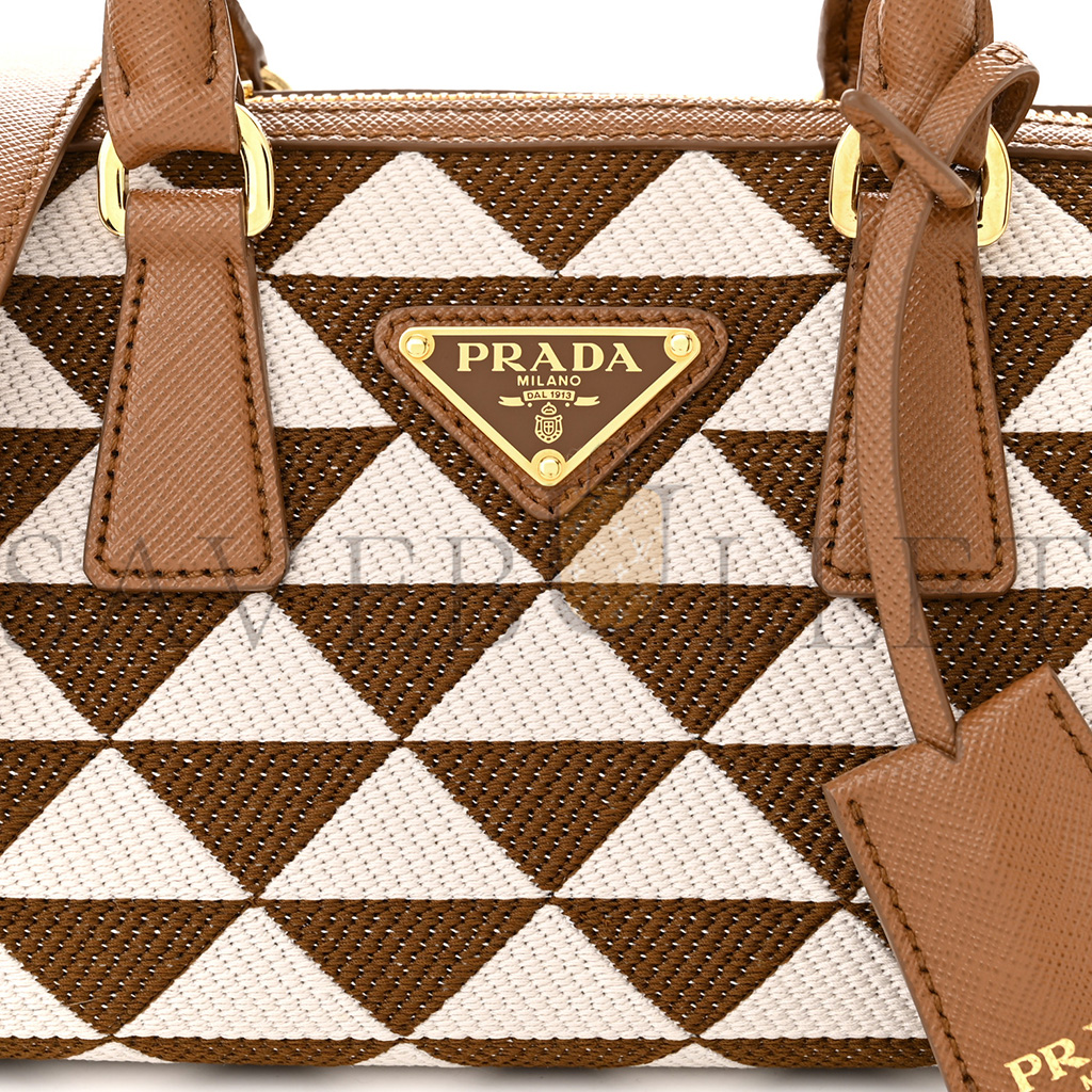Pra*a jacquard saffiano triangolo symbole embroidered top handle crossbody bag tobacco talco (17*13*11cm)