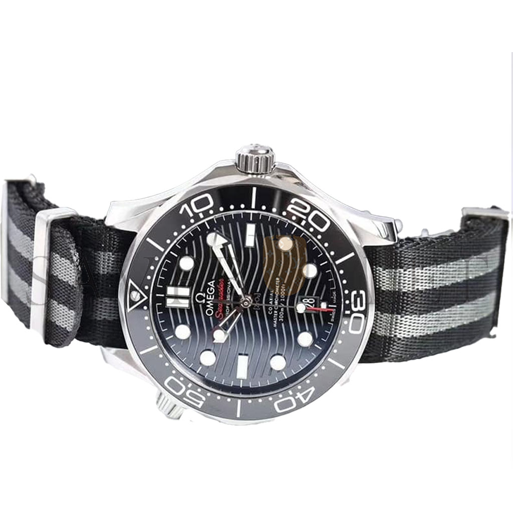 Om**a seamaster seamaster planet ocean 300m watch 210.30.42.20.01.001