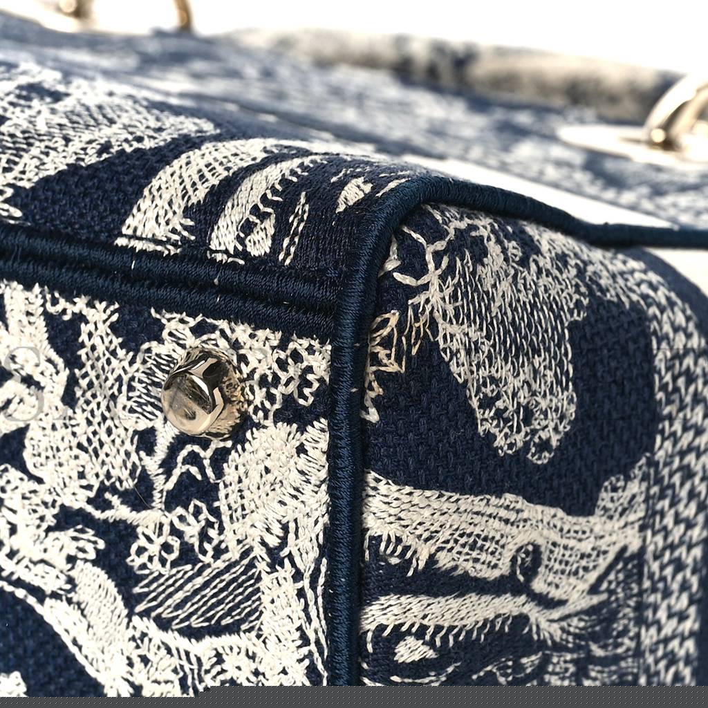 D*or toile de jouy embroidered medium lady d-lite blue (23*20*12.1cm)